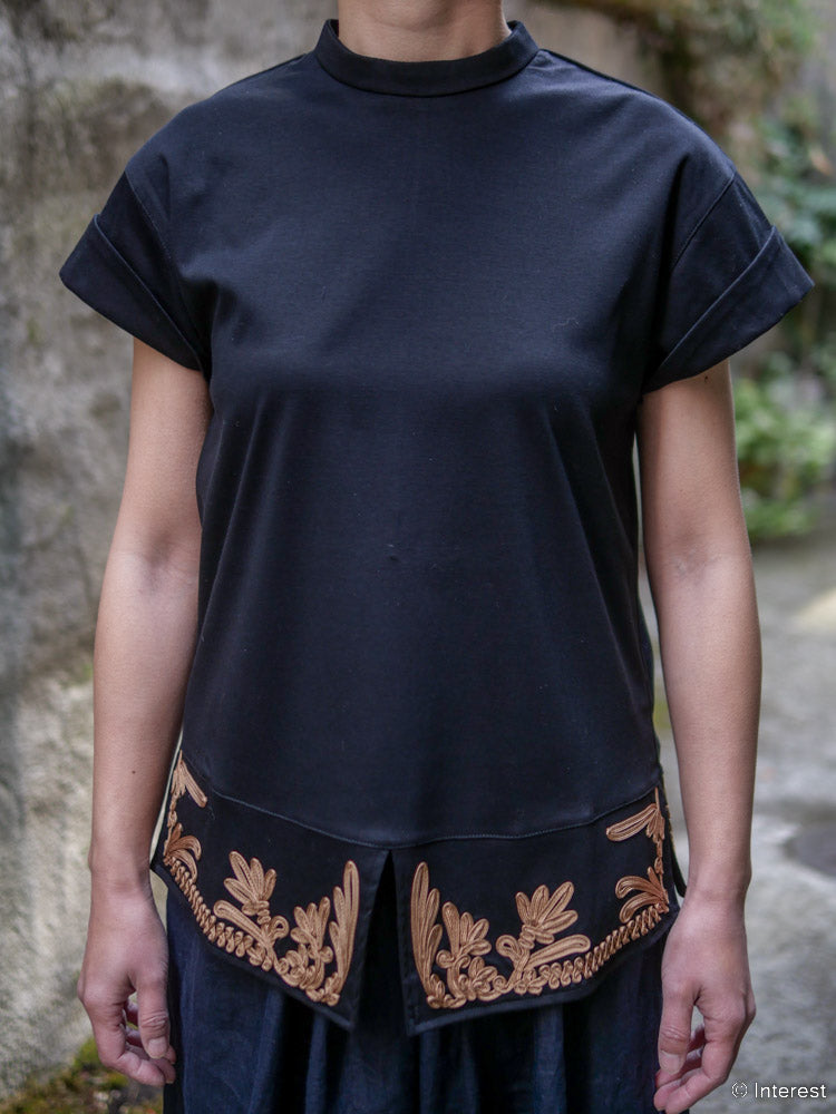 LOKITHO / 裾コード刺繍・Tシャツ(ブラック×ゴールド)– インタレスト